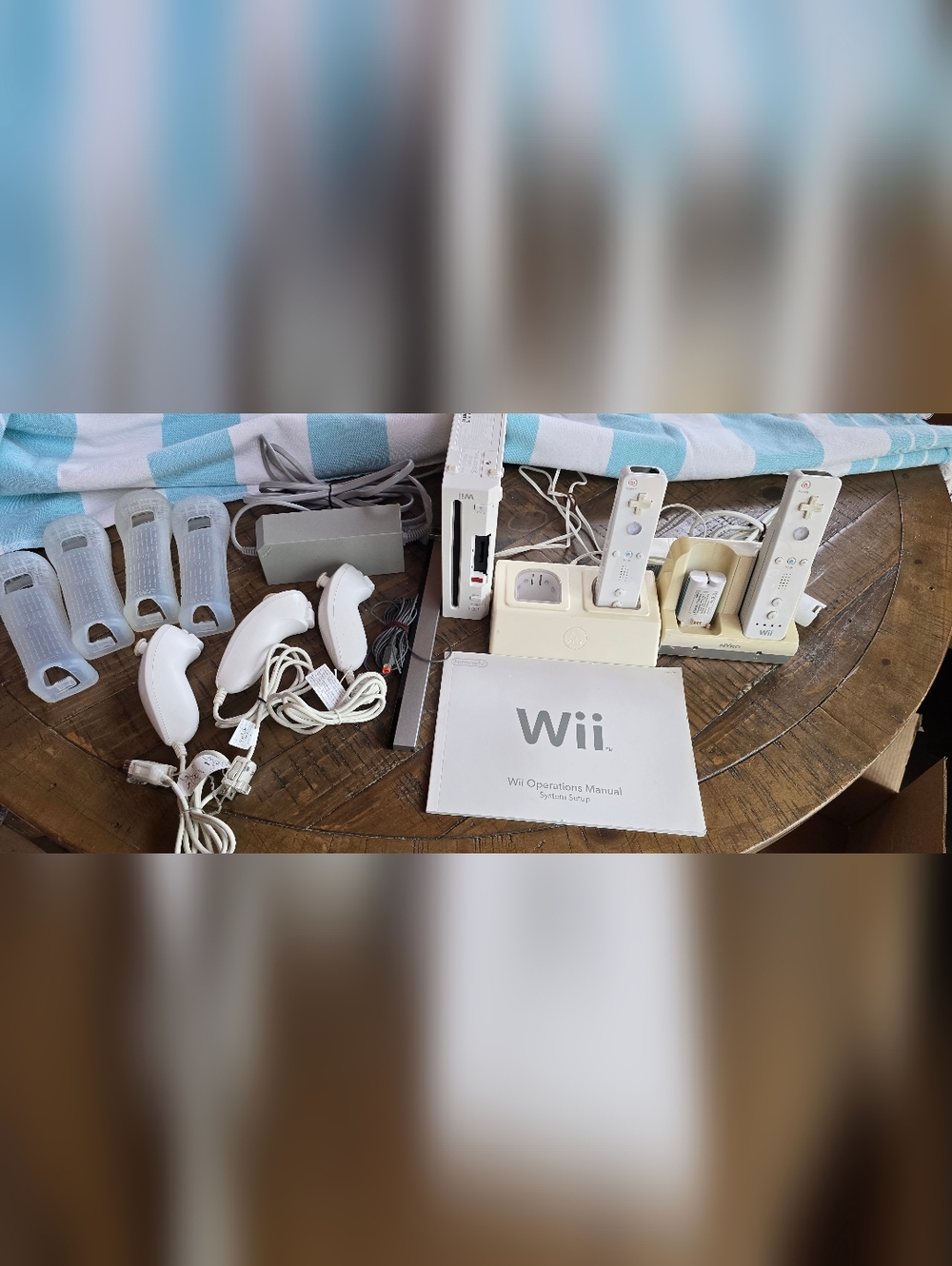 Wii Nintendo Console Bundle 2 Rechargeable Controllers 3 Nunchucks Silcone Cover